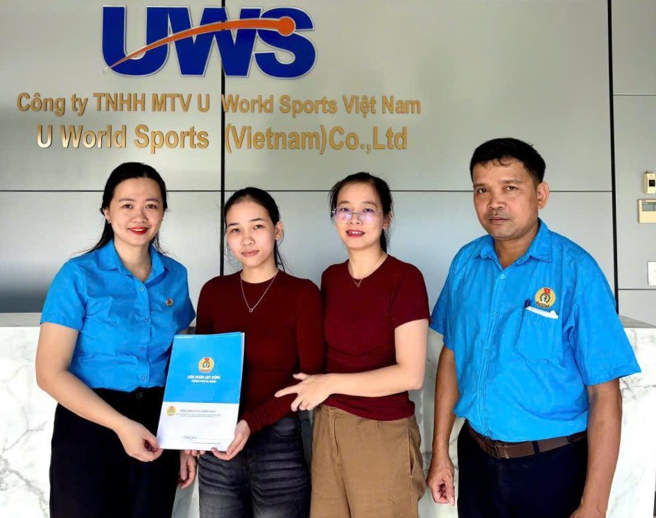 Cong doan xa Chien Dan, Da Nang tham hoi, ho tro nguoi lao dong bi thiet hai do bao lu. Anh: DVCC