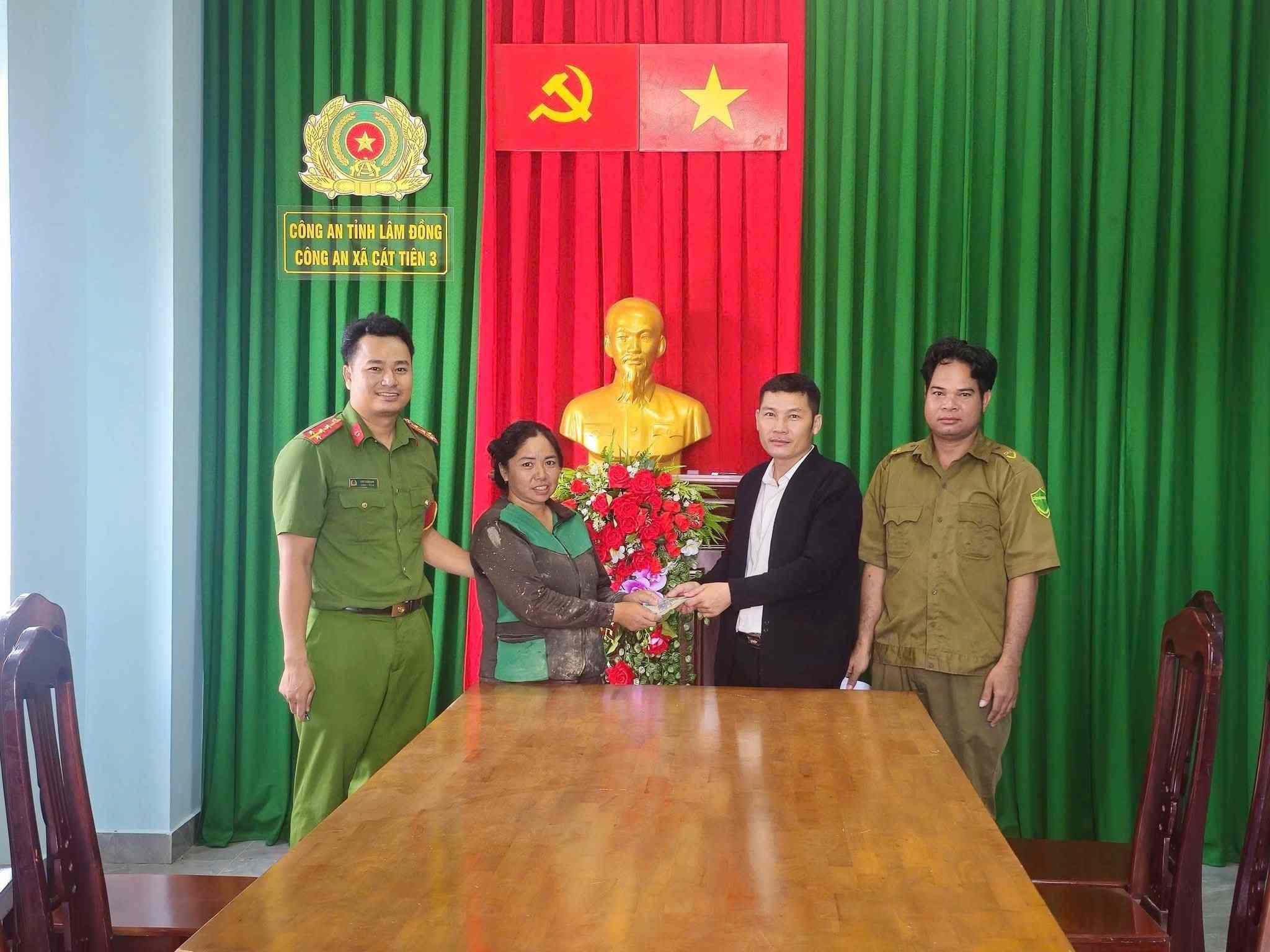 El profesor Nguyen Thanh Viet (segundo desde la derecha) en Lam Dong en coordinacion con la policia de la comuna de Cat Tien 3 devolvio el dinero recogido a la persona que lo habia perdido. Foto: Proporcionada por la policia
