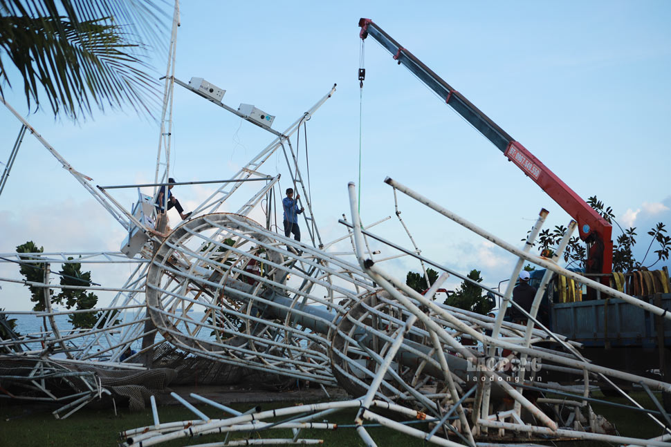 Vat trang tri doc bien Quy Nhon bi bao quat nga dang duoc xu ly. Anh: Hoai Phuong