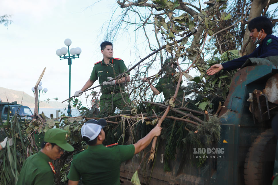 Luc luong cong an ho tro thu don canh xanh nga do. Anh: Hoai Phuong