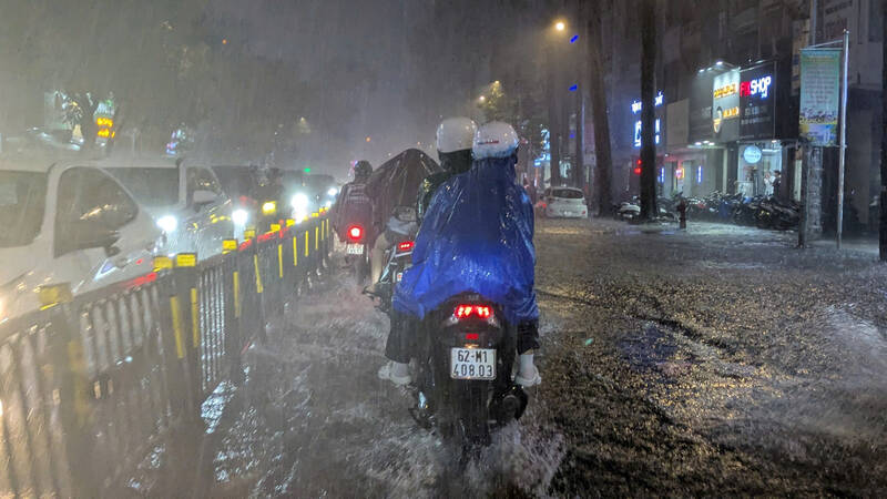 Duong Le Hong Phong cac phuong tien di chuyen cham do bi ngap. Anh: Anh Tu