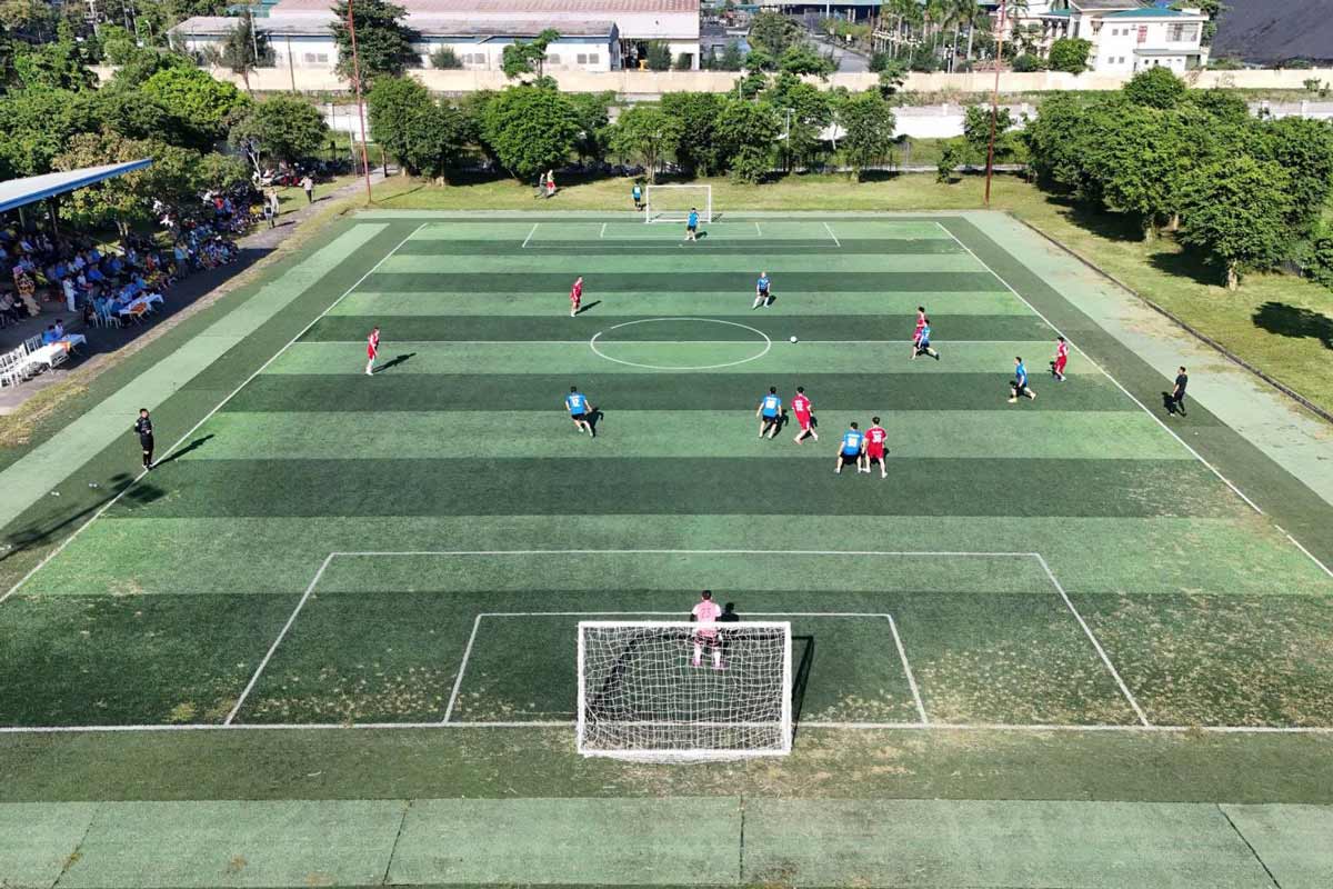 Giai bong da nam Cong ty Kho van va cang Cam Pha nam 2025 to chuc tai San van dong Cong ty CP Nhiet dien Cam Pha. Anh: Cong ty Kho van va cang Cam Pha