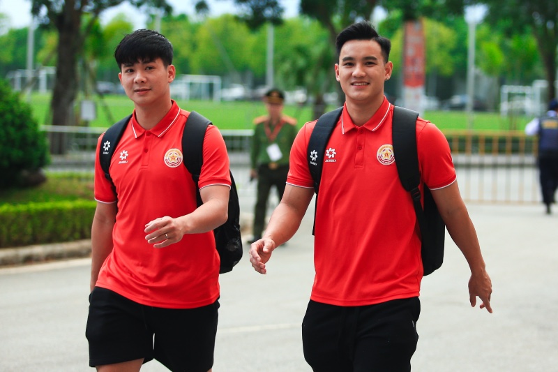 Cau thu PVF-CAND cung ra san khoi dong lai chuan bi tran dau. Anh: Hong Hong