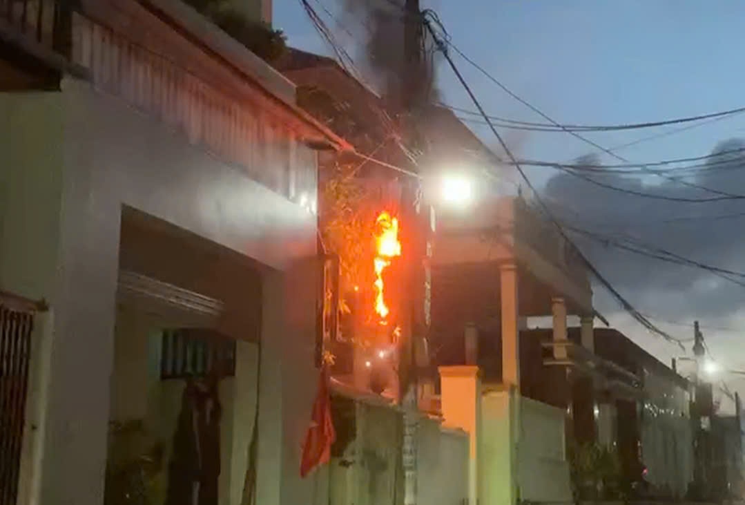 Nam Trach 코뮌의 전기 계량기에서 갑자기 화재가 발생했습니다. 사진: Van Thanh