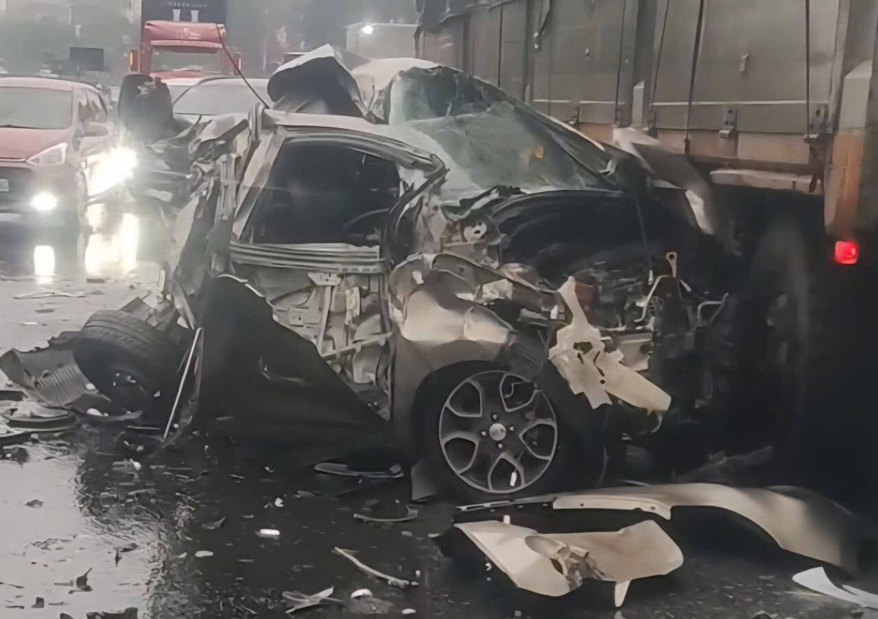 The scene of the accident caused the car to be crushed. Photo: Dieu Anh