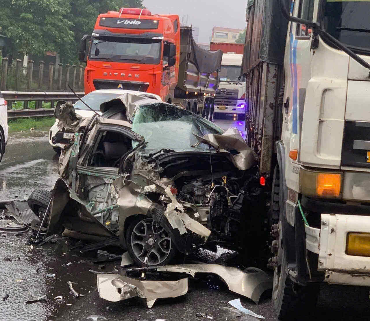 Chiec oto con bi vo nat sau vu tai nan. Anh: Dieu Anh