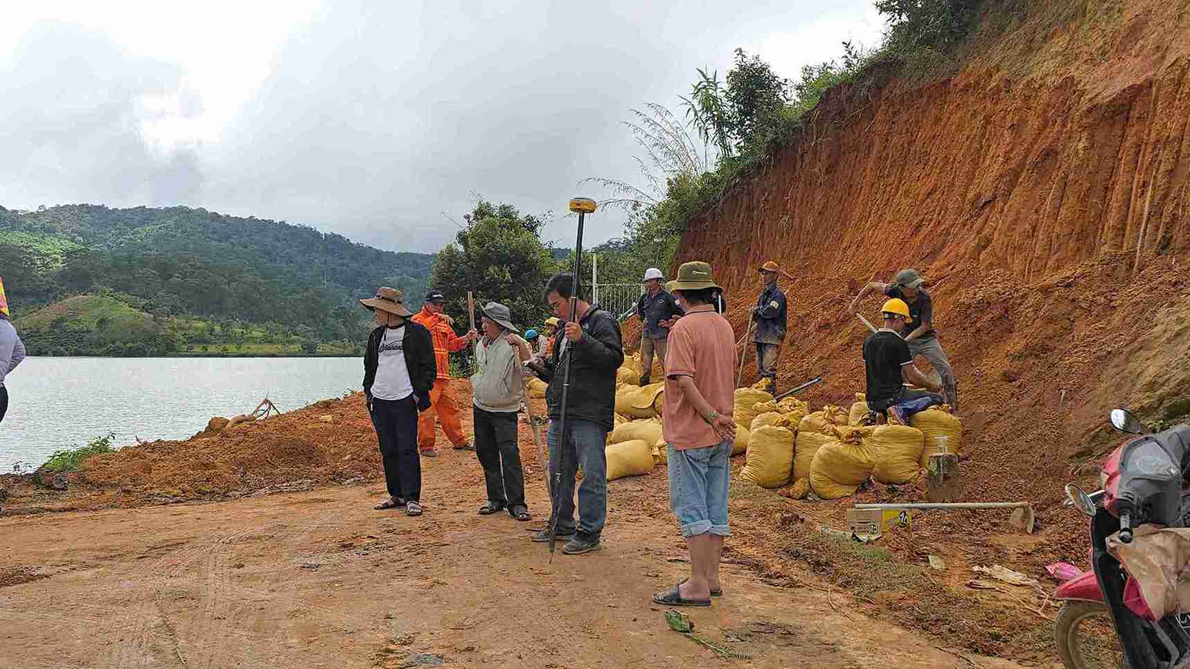 ケイアン灌漑貯水池ダム (ラムドン) の本体全体に 48 個のドリルビットを使用して穴あけが行われ、防水が行われます。写真: フック・カーン