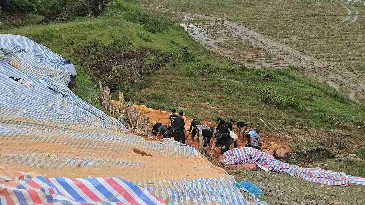 Cac luc luong tap trung dong cu tram de gia co than dap Cay An. Anh: Phuc Khanh