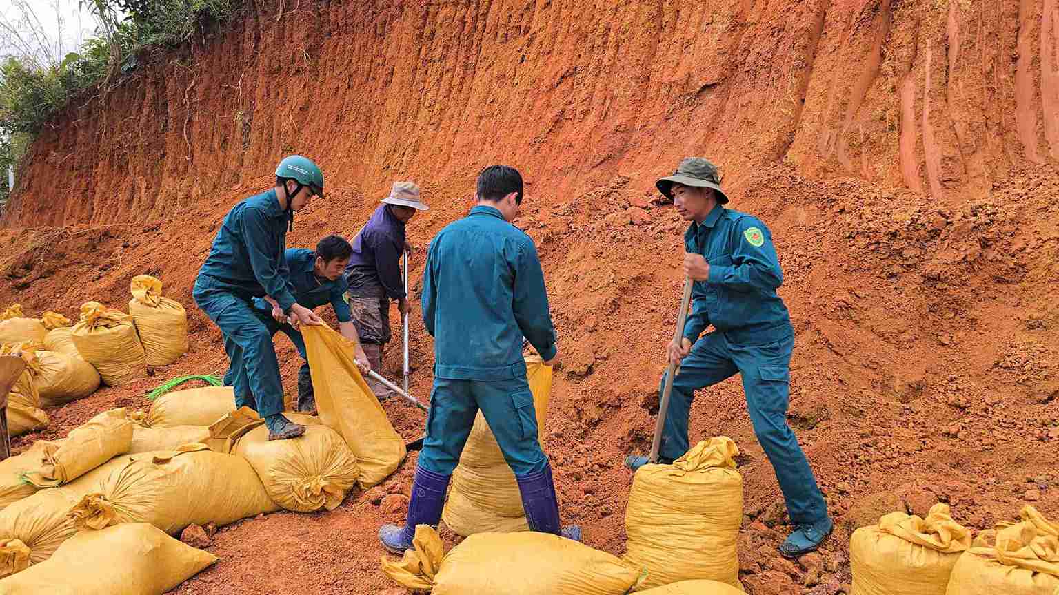 Luc luong dan quan no luc van chuyen dat gia co than dap. Anh: Phuc Khanh