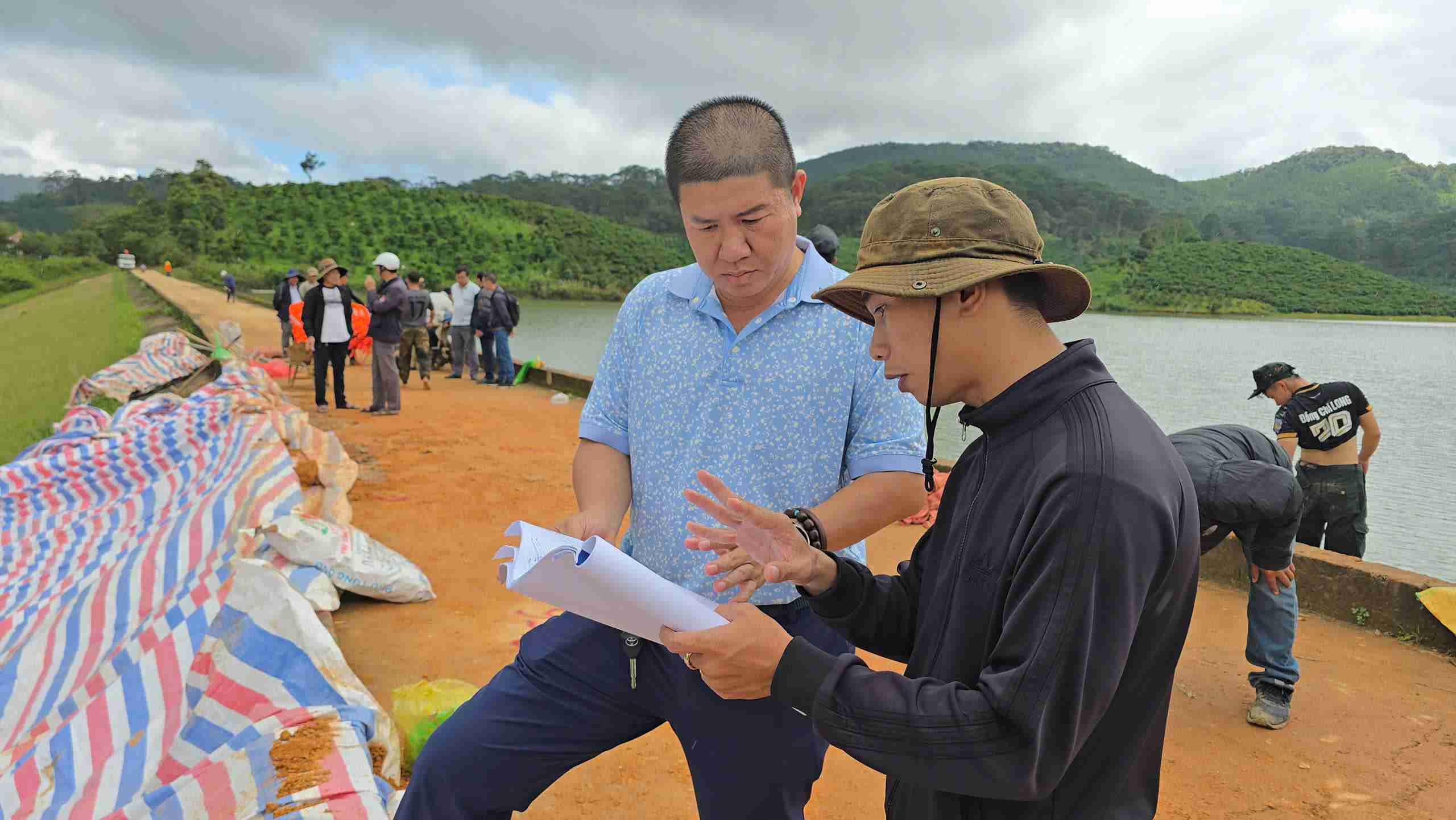 Co quan dang len phuong an khac phuc su co xay ra tai ho chua nuoc Cay An. Anh: Lam Vien