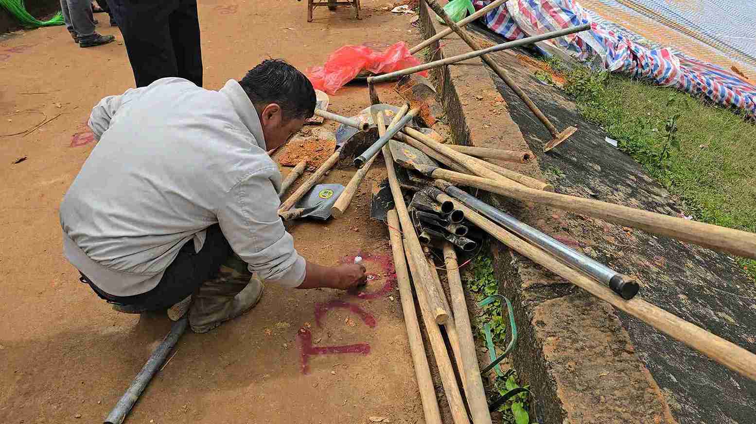 Xac dinh vi tri cac mui khoan phut de khoan chong tham cho than dap ho chua nuoc Cay An. Anh: Phuc Khanh