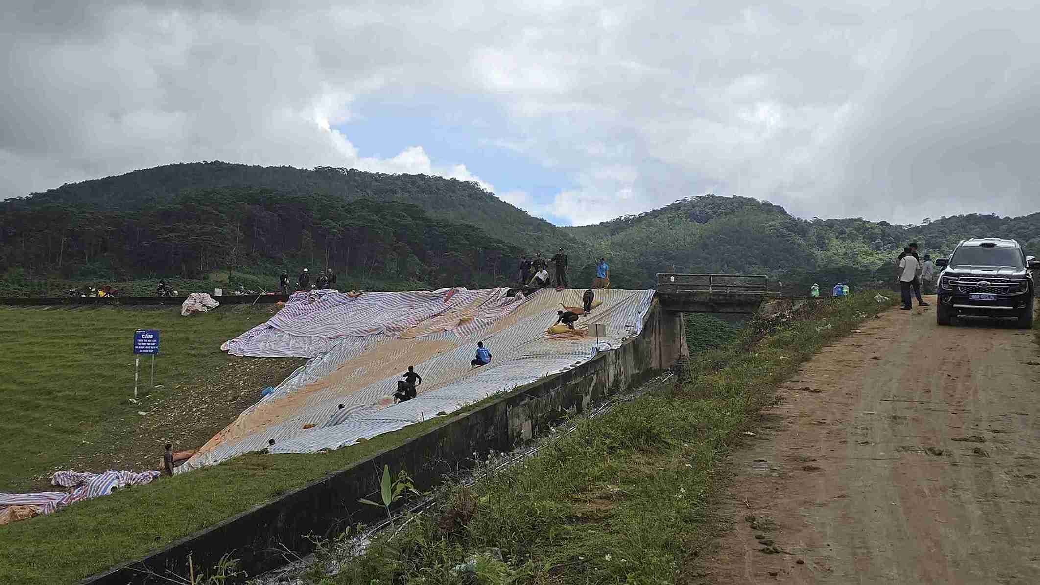 Vi tri noi than dap ho thuy loi Cay An xuat hien cac vet nut, sut lun duoc tap trung gia co. Anh: Phuc Khanh