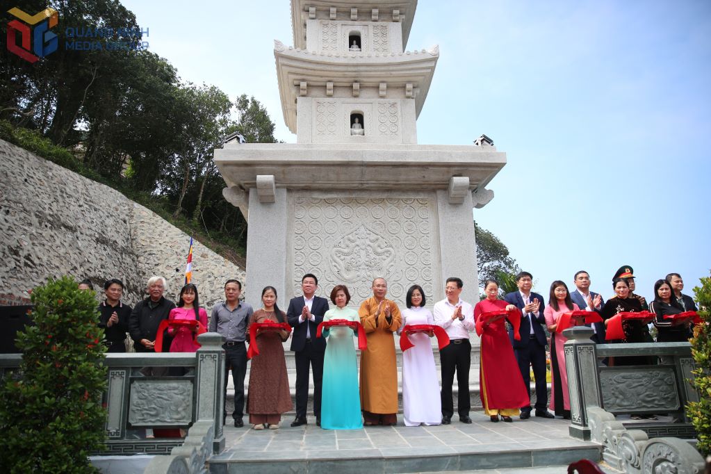 Cac dai bieu cat bang khanh thanh Bao thap “Dai Viet” tren dao Tran. Anh: Minh Duc