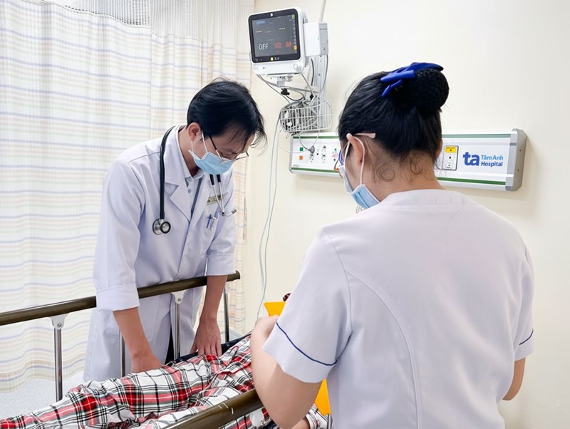 The doctor examined and treated a patient with diarrhea and vomiting and admitted him to the hospital after eating bread. Photo: Provided by Tam Anh General Hospital
