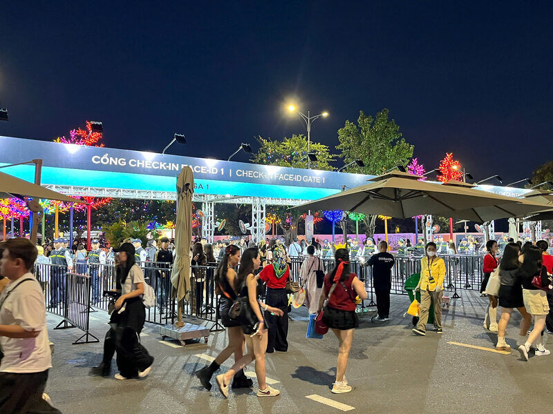 Ngoai ra, tai cac khu vuc an uong cho check-in ben ngoai cung co rat nhieu hang ban lightstick, banner va do luu niem. Ảnh: Tuong Vy