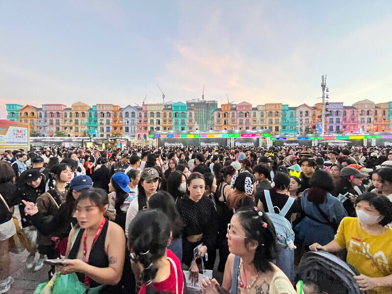 Dac biet, tai 2 khu vuc nay co rat dong voi hang loat “phe ve” tu tap, cheo keo khach voi muc gia “chay lo”. Ảnh: Tuong Vy