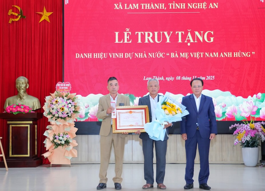 Familiares de la 'Madre Heroina de Vietnam' Nguyen Thi Duong reciben el titulo. Foto: Ngoc Anh