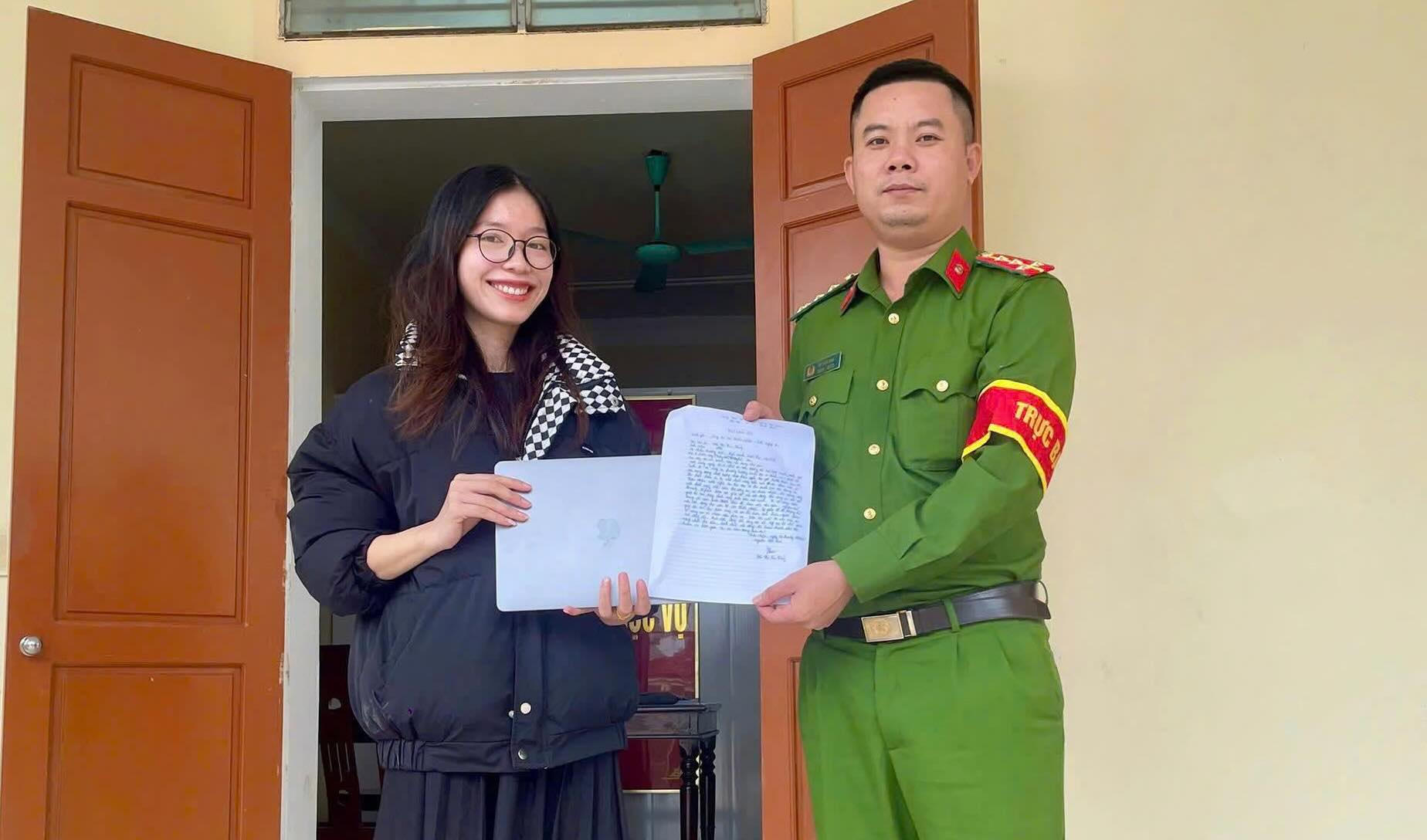 La policia de la comuna de Thien Nhan entrega los bienes perdidos a la Sra. Thuy. Foto: Policia de la comuna de Thien Nhan