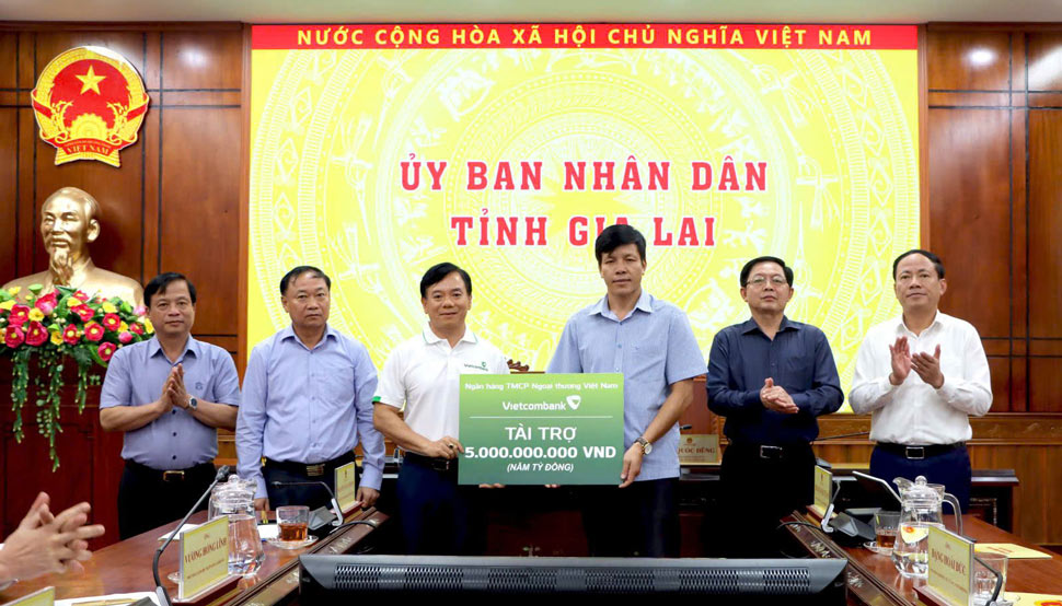 Dai dien Ngan hang Vietcombank trao 5 ti dong ho tro tinh Gia Lai. Anh: Kim Loan