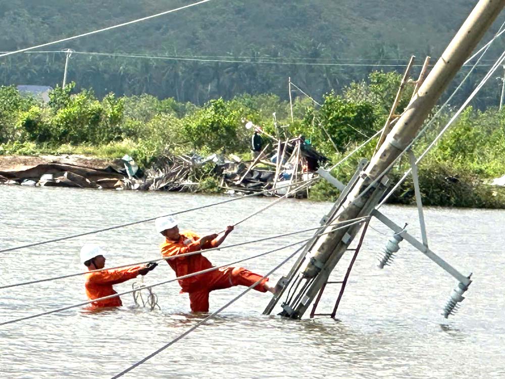 Nhân viên Tổng Công ty Điện lực miền Trung khắc phục sự cố điện sau bão số 13. Ảnh: EVNCPC