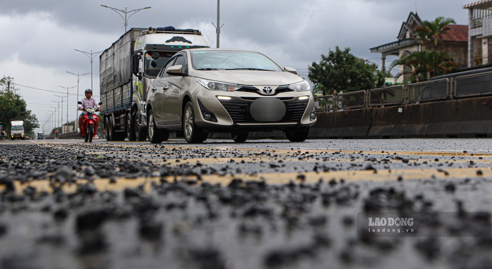 The cause of a series of "elephant potholes and potholes" appeared on National Highway 1A through Hue City. Photo: Nguyen Luan