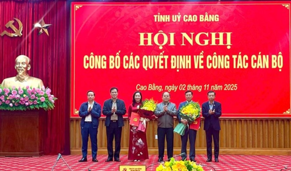 Cao Bang provincial leaders presented flowers to congratulate the officials appointed to new positions. Photo: La Nga