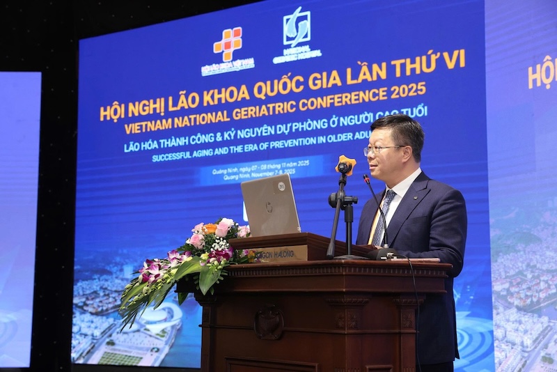 Associate Professor, Dr. Nguyen Trung Anh - Director of the Central Geriatric Hospital, President of the Vietnam Geriatric Association spoke at the workshop. Photo: BVCC
