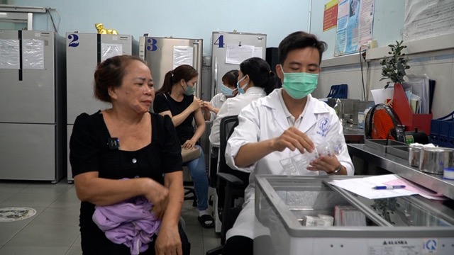 Viec tiem chung vaccine day du cho nguoi cao tuoi giup suc khoe duoc bao ve truoc nguy co lay nhiem nhieu benh. Anh: Nguyen Ly 