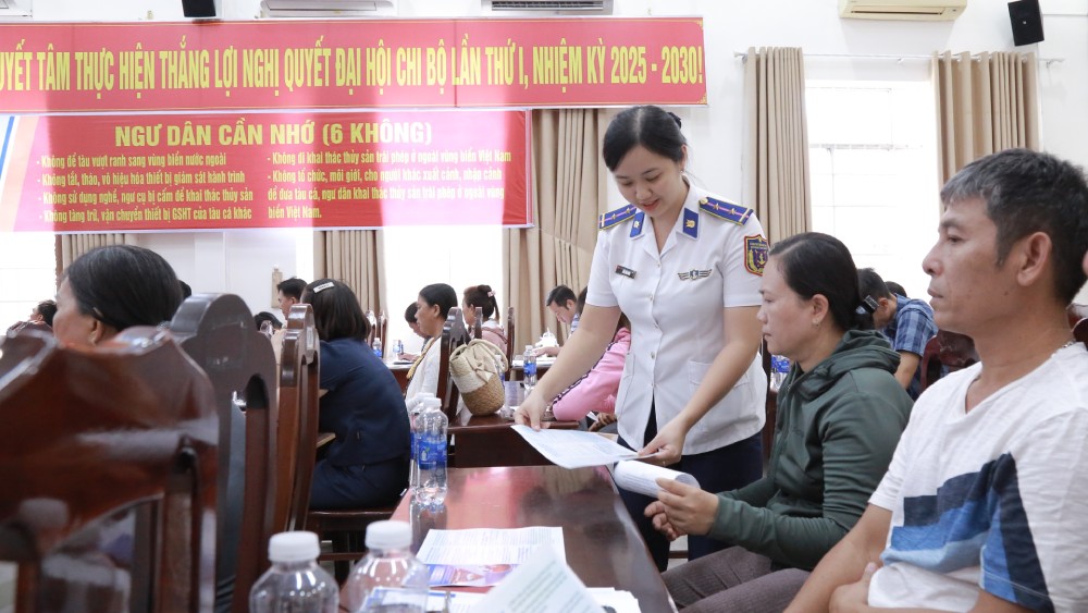 Officers of the Coast Guard Region 4 Command distribute leaflets to propagate against IUU fishing. Photo: Quang Vinh