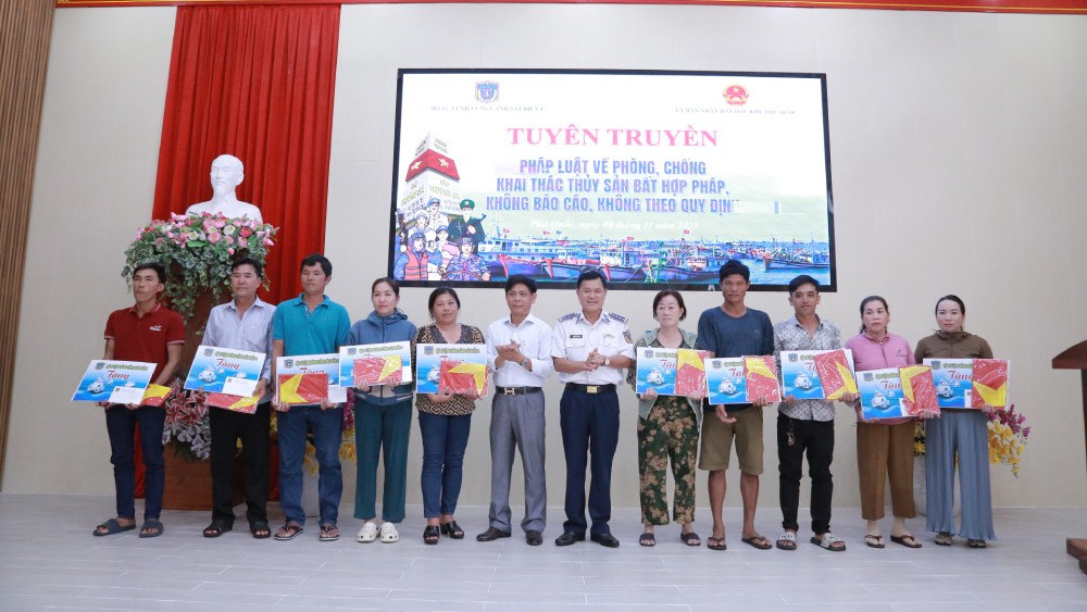 Dai ta Nguyen Thai Duong, Pho Chinh uy BTL Vung Canh sat bien 4 va ong Phan Chien Thang, Truong ban Tuyen giao va Dan van Dang uy dac khu Phu Quoc tang qua cho ngu dan co hoan canh kho khan. Anh: Quang Vinh