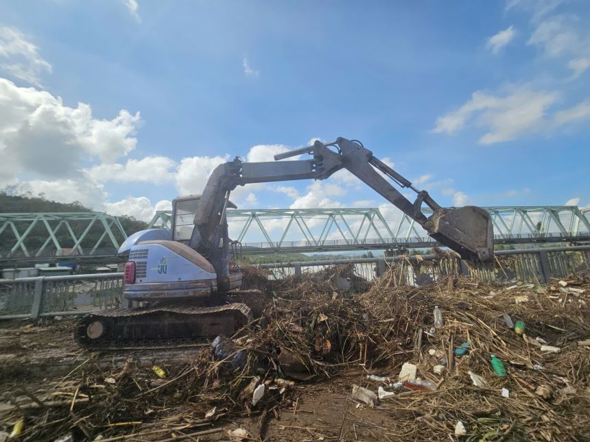 Bao lu qua di de lai hau qua nang ne cho nguoi dan xa Dong Xuan. Anh: Thanh Quynh