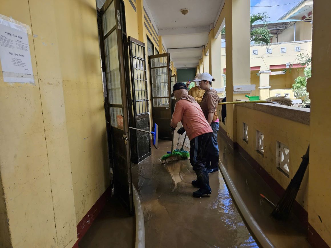 Teachers clean up the classroom after being swept away by storm No. 13 and floodwaters. Photo: Thanh Quynh
