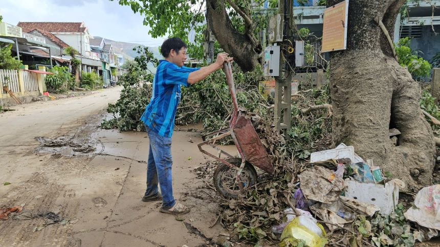 Nguoi dan don dep sau bao lu. Anh: Thanh Quynh