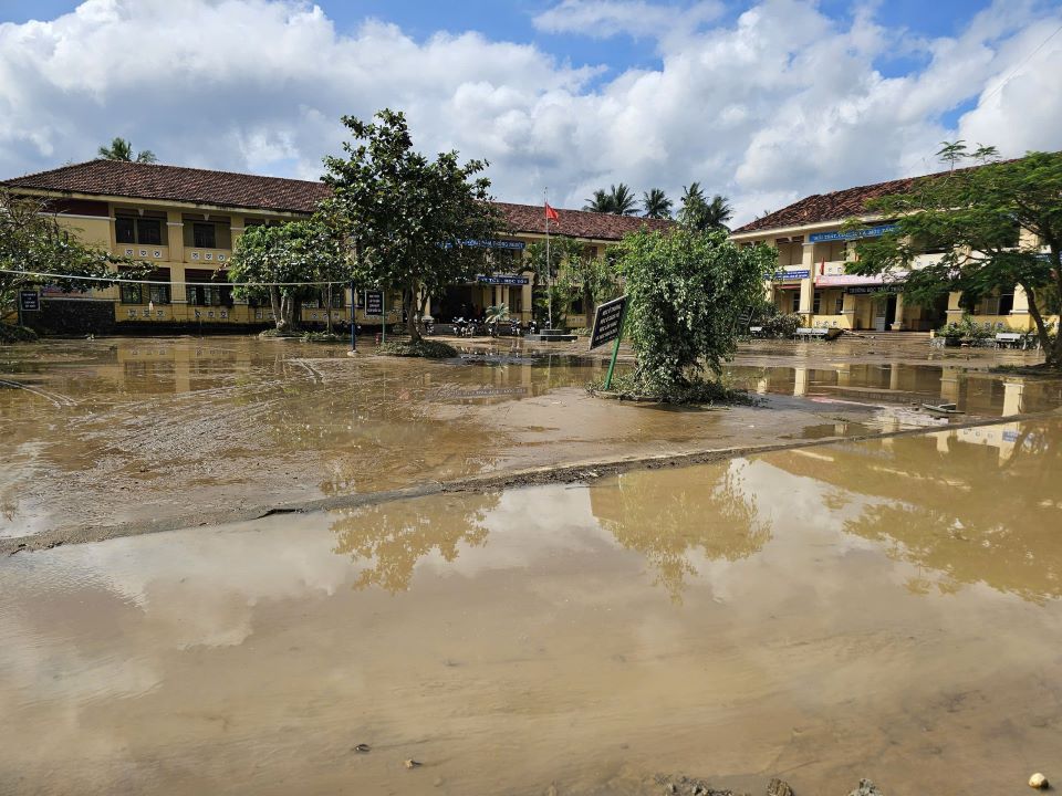 Truong hoc ngap sau 2m, de lai dong bun dat sau khi nuoc lu rut. Anh: Thanh Quynh