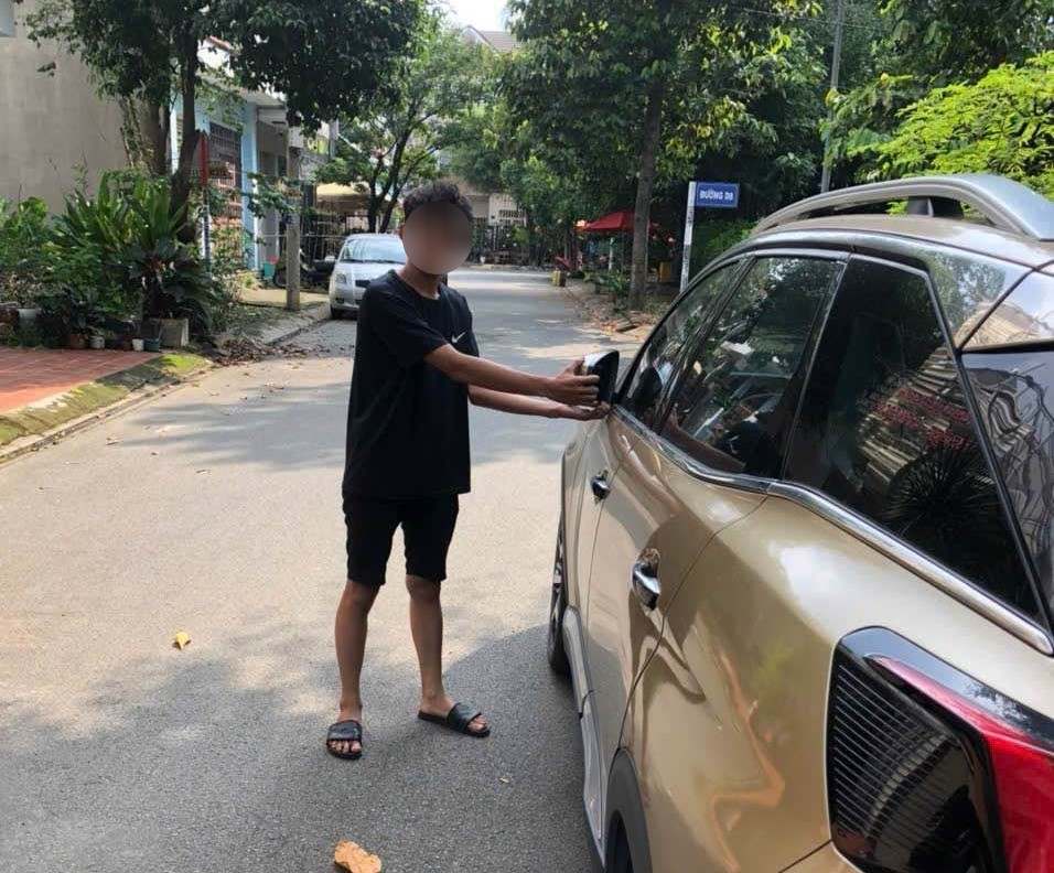 Đối tượng trộm gương chiếu hậu của ô tô bị công an bắt giữ. Ảnh: Công an cung cấp