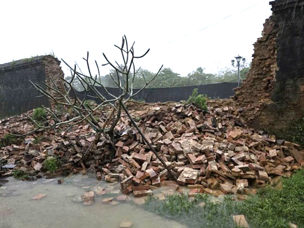 The scene of the Hue Imperial Citadel collapsing due to floods. Photo: Phuc Dat.