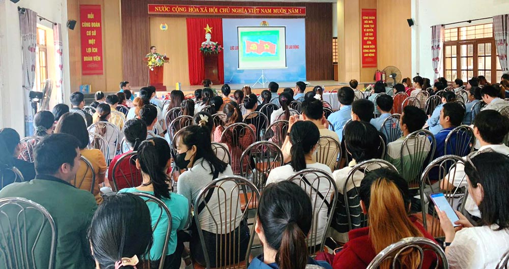 La Federacion Laboral de la ciudad de Da Nang capacita a 200 fuerzas clave en los sindicatos de base pertenecientes a los parques industriales de Hoa Khanh y Hoa Khanh ampliado. Foto: Sindicato de Da Nang.