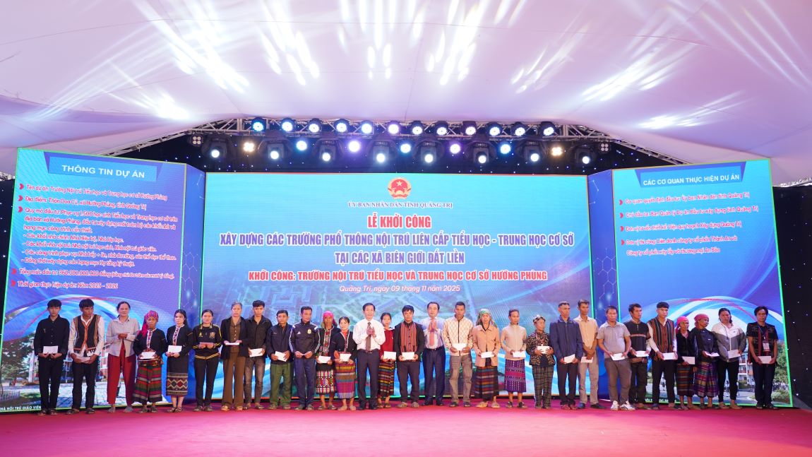 Nguoi dan co hoan canh kho khan duoc nhan qua ho tro tai le khoi cong. Anh: Hung Tho