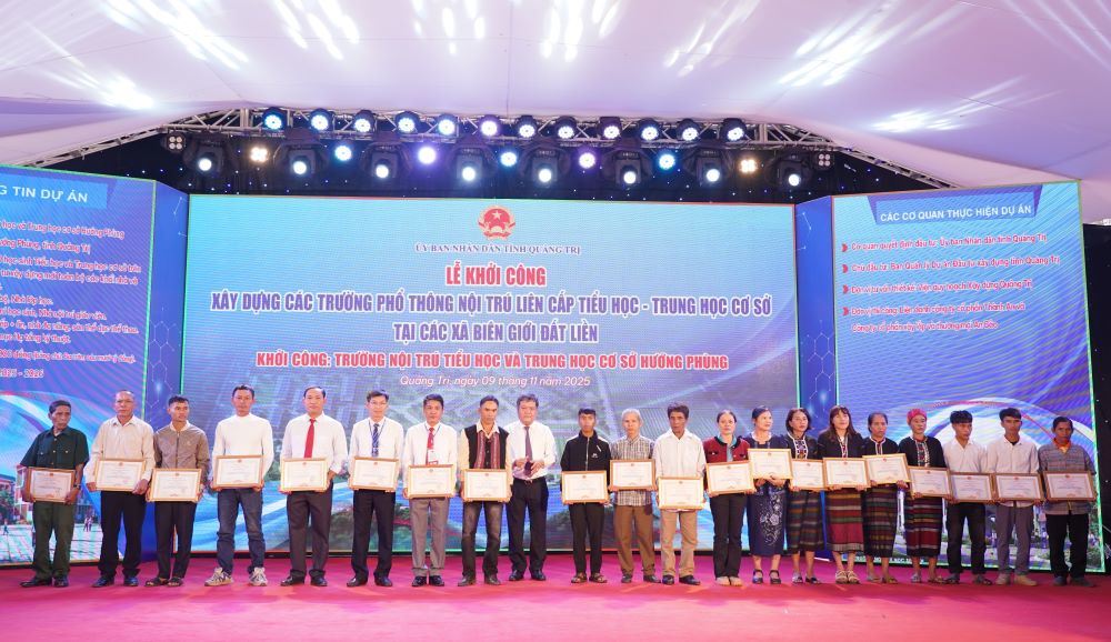 Cac ca nhan co thanh tich trong viec giai phong mat bang de trien khai du an duoc nhan Bang khen cua UBND tinh Quang Tri. Anh: Hung Tho