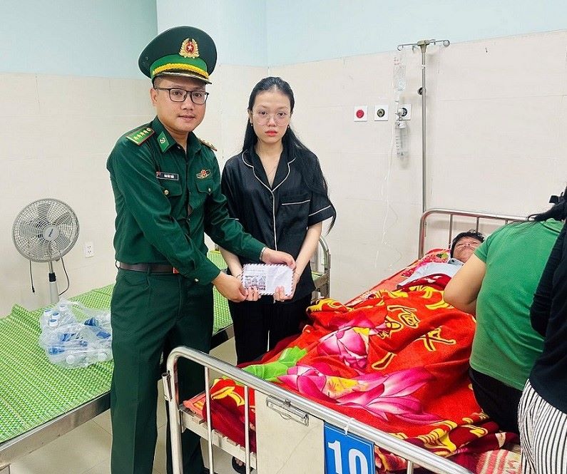 Luc bien Bien phong den dong vien va tang qua cho gia dinh anh Quang va anh Sanh. Anh: Vien Nguyen