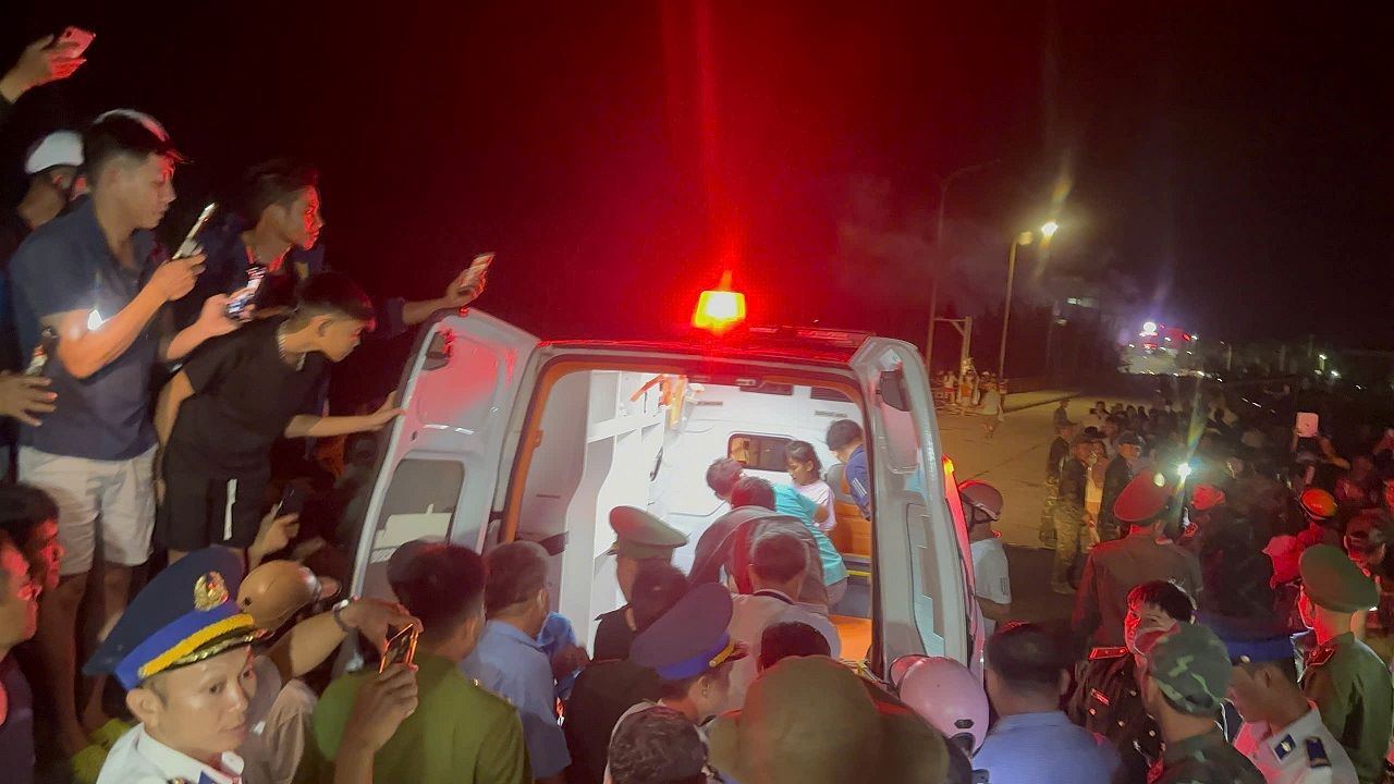 Nguoi dan don anh Quang va anh Sanh ve den dac khu Ly Son. Anh: Vien Nguyen