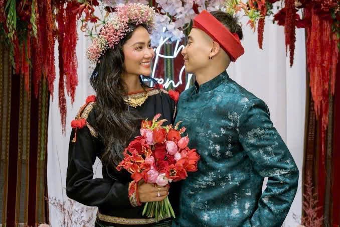 H'Hen Nie and her husband in Korean newspapers are the highlight of showbiz. Photo: Nhan Pham.