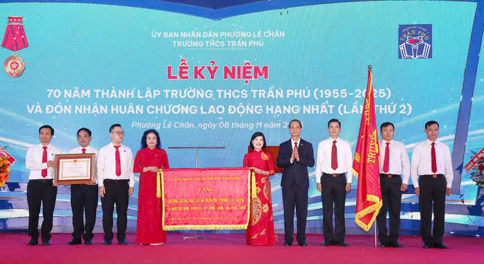 Tran Phu Secondary School celebrates its 70th anniversary and received the First Class Labor Medal. Photo: Minh Hung