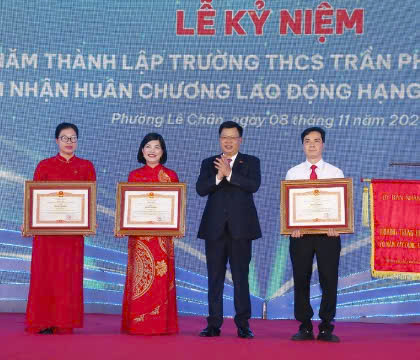 Pho Chu tich UBND TP Le Trung Kien trao bang khen cua Thu tuong Chinh phu cho 3 nha giao truong THCS Tran Phu. Anh: Minh Hung