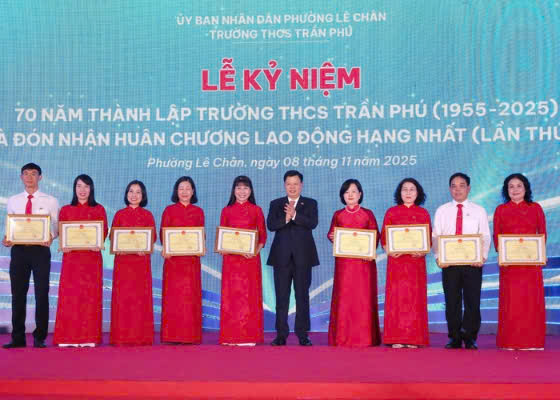 Cac nha giao nhan bang khen cua UBND TP Hai Phong. Anh: Minh Hung