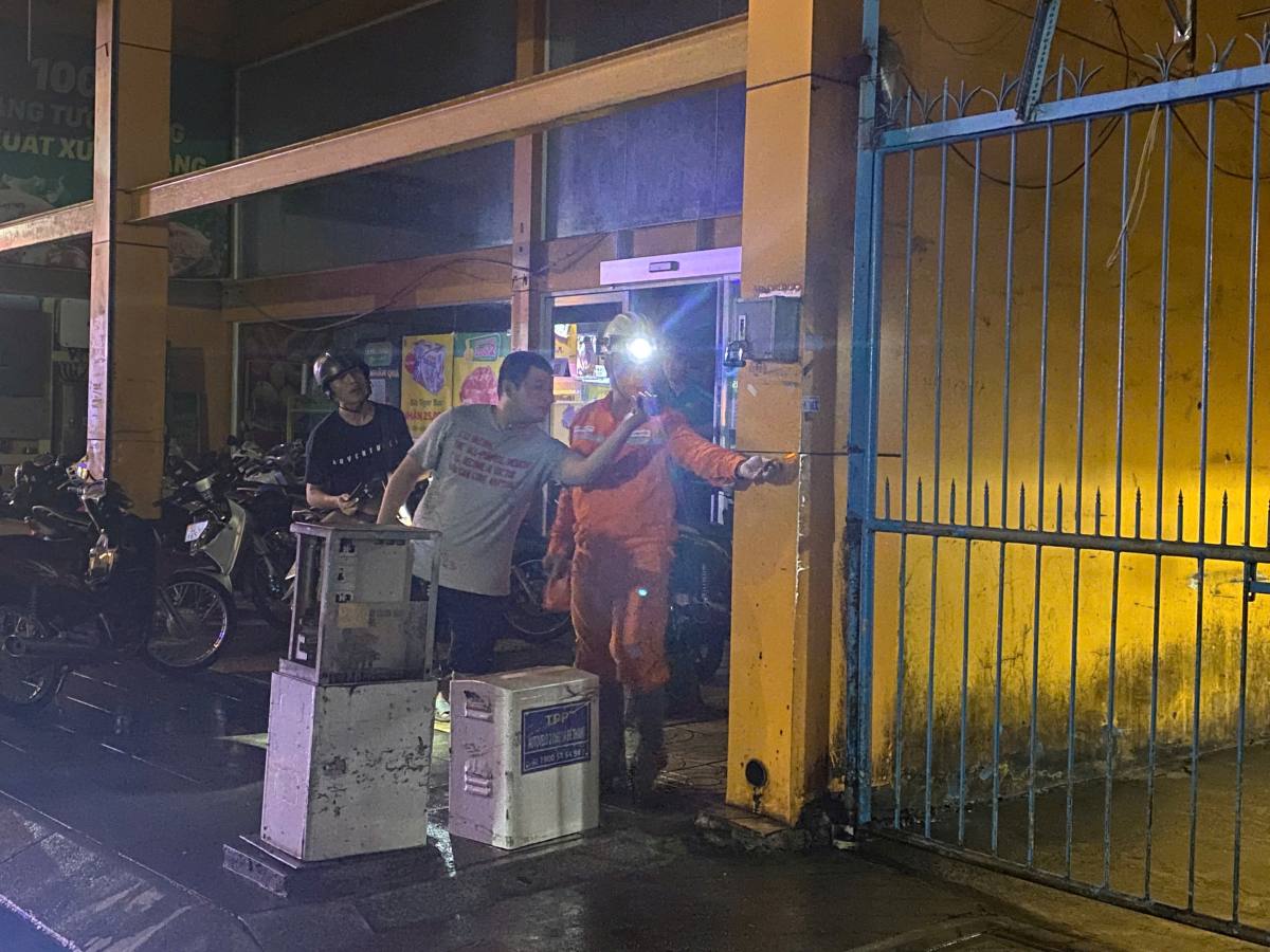 Nhan vien dien luc co mat kiem tra. Anh: Dong Hoang