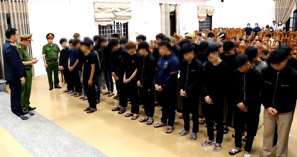 꽝찌에서 상해를 입힌 난투극 사건으로 38명 기소. 사진: 꽝찌 공안