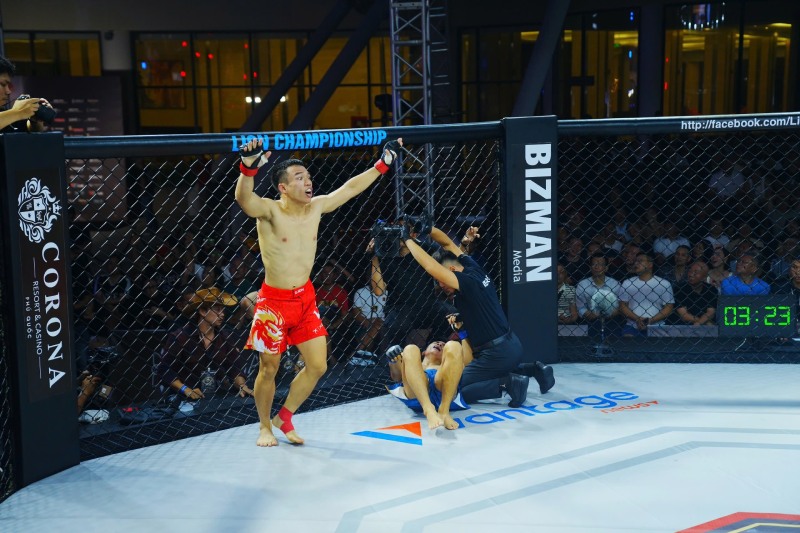 Minh Hoang (do) chi mat chua day 2 phut de danh bai Chi Cong. Anh: Yen Chi