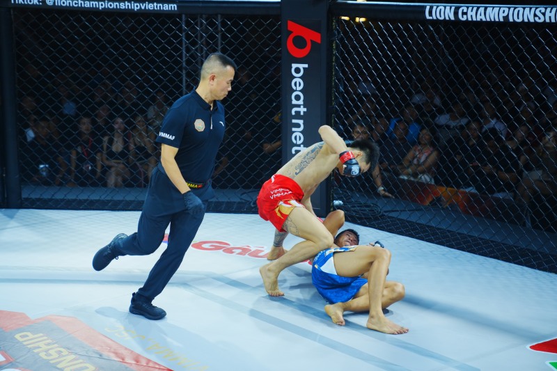 Thanh Thoan (do) ha knock-out doi thu chi sau 4 phut 30 giay. Anh: Yen Chi