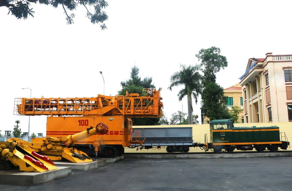 Nhieu don vi thuoc TKV da van chuyen cac hien vat co gia tri lich su den khuon vien cua Di tich lich su Tru so Cong ty Phap mo than Bac Ky. Anh: Truyen thong TKV